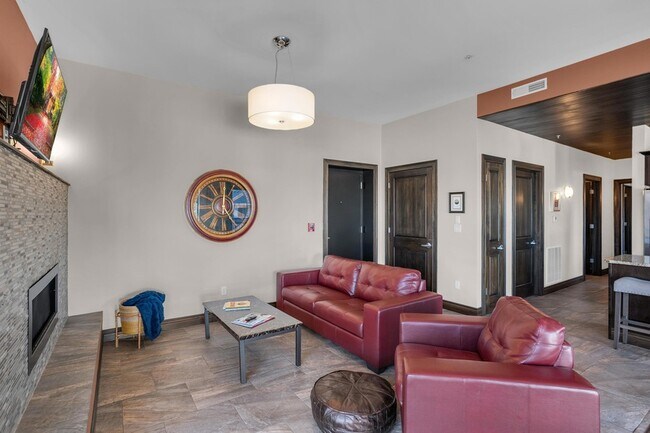 Building Photo - 1200 E Walnut St