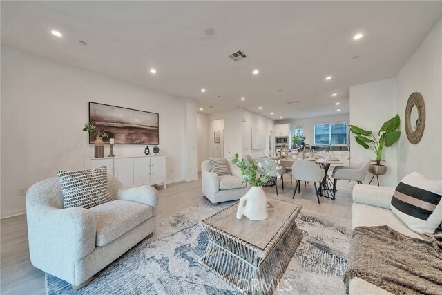 Building Photo - 120 Schick