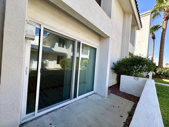 Building Photo - Great 2 Bedroom Condo in Gated Community w...