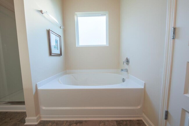 Building Photo - 5036 Vine Ln