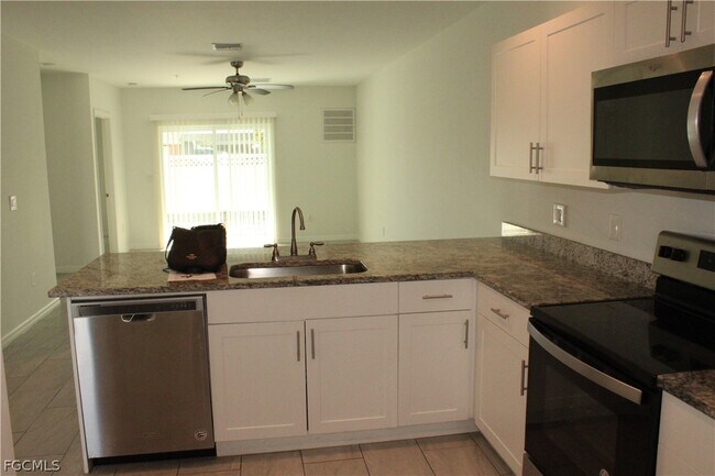 Building Photo - 912 SW 39th Terrace