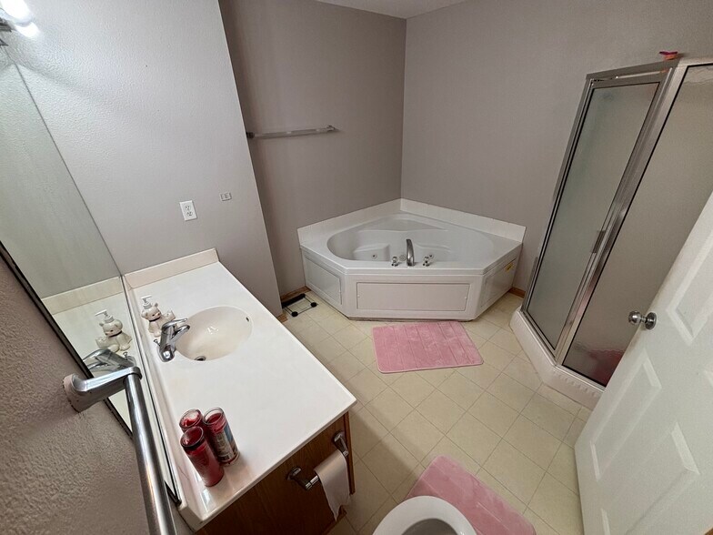 Building Photo - 1019 NE Greenview Dr