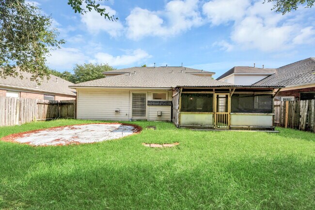 Building Photo - Spacious 4-Bedroom Home with Private Office & Room for Everyone!