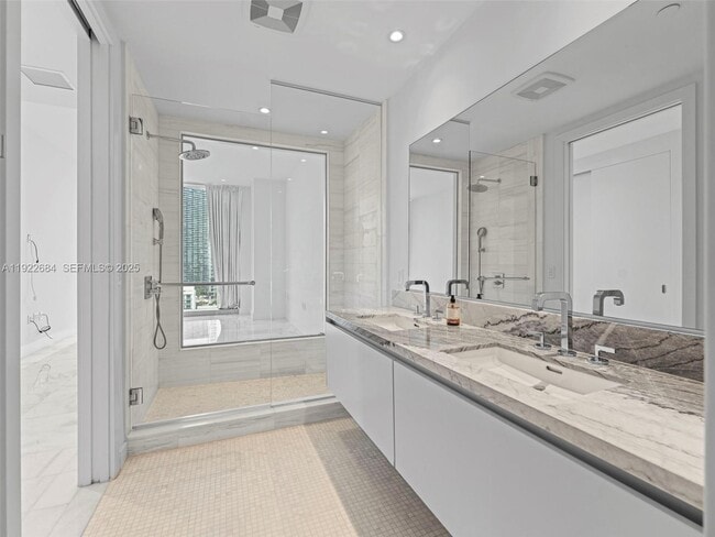 Building Photo - 700 NE 26th Terrace