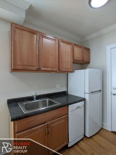 Building Photo - 3815 N Greenview Ave