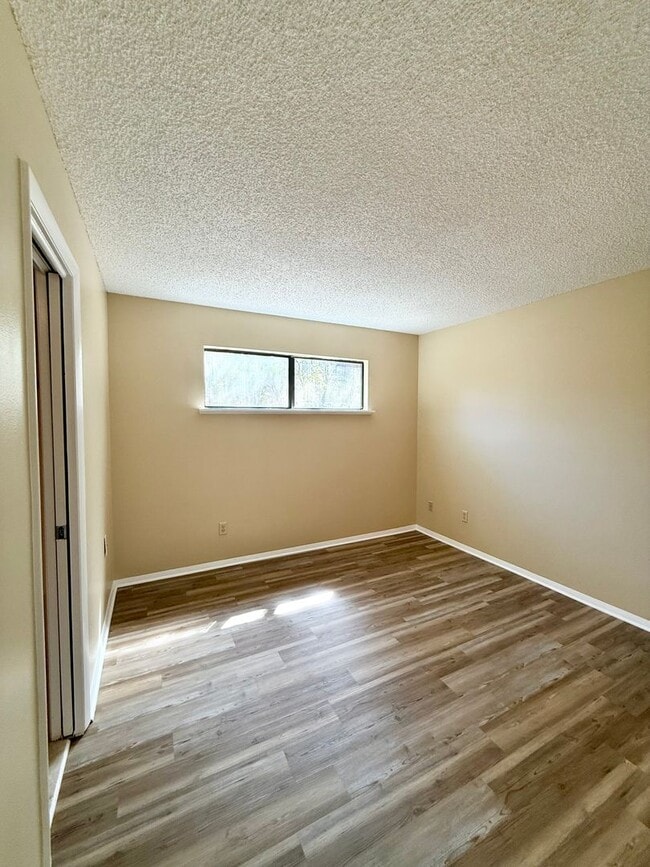 Building Photo - Remodeled!! Close to Shopping, VA Hospital and Hilaman Golf Course!