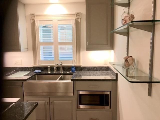 Building Photo - 802 Howe St