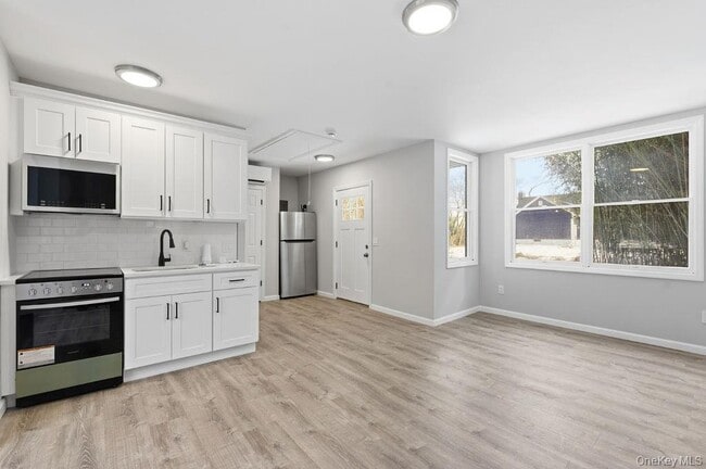 Building Photo - 452 Montauk Hwy