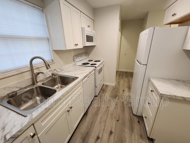Building Photo - 368 White Oak Ln