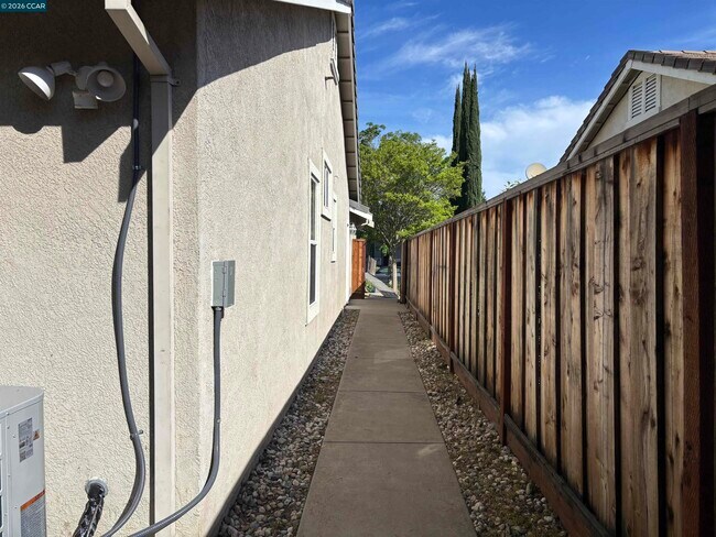 Building Photo - 1888 Badger Pass Way