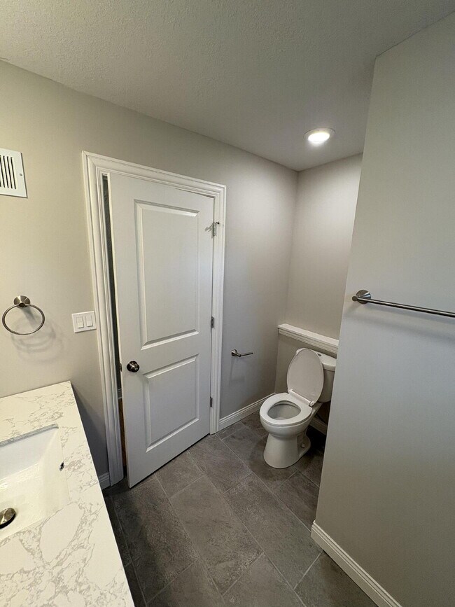 Building Photo - 3 bed, 2 bath House for Rent!
