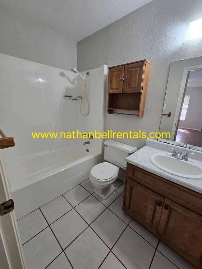 Building Photo - Duplex: 3 bed, 2 bath