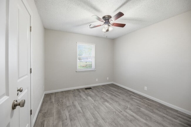 Building Photo - Cute 3 bed 1.5 bath home with a large yard and quite living in the highly desired Bixby Public Sc...