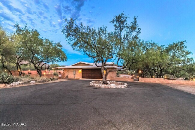 Building Photo - 5965 N Sabino Shadow Ln