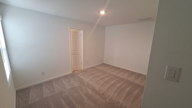 Building Photo - NEWLY BUILT 3 bedroom 2.5 Bath Single fami...