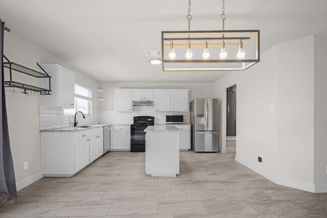 Building Photo - Spacious 4-bedroom, 2.5-bath home with 2,3...