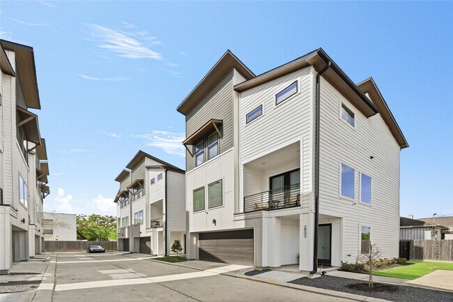 Building Photo - 2502 Tuam St