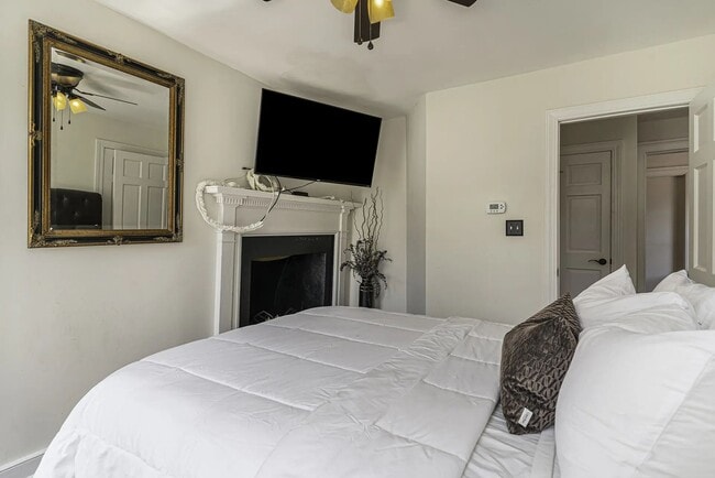 Building Photo - 342 King St