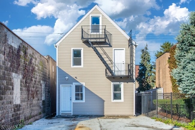 Building Photo - 581 E 18th St