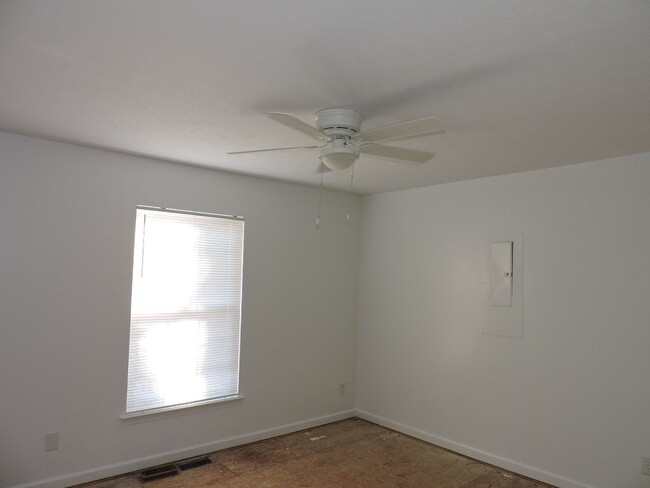 Building Photo - Call Linda 804-642-2106 or linda@vacosold.com