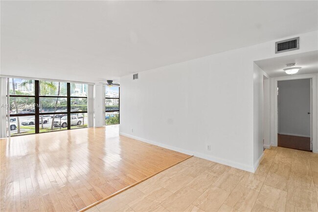 Building Photo - 800 Parkview Dr