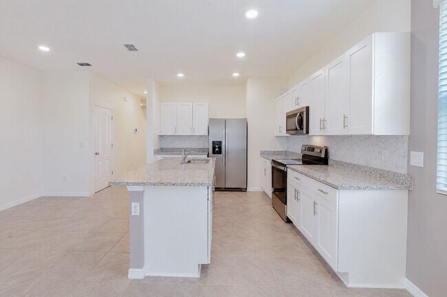 Building Photo - Like-New End-Unit 3 Bedroom Townhome