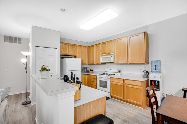 Building Photo - 1877 Crenshaw Cir