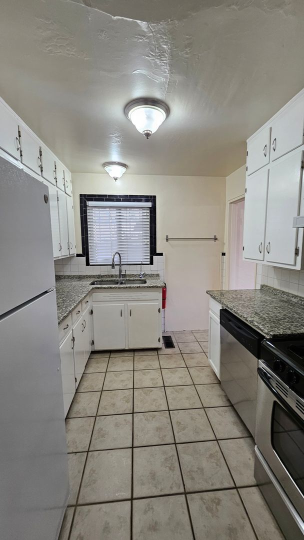 Building Photo - SE Cute 2 Bedroom 1 Bath Home.