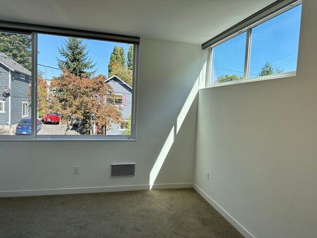 Building Photo - Stunning Central District Townhome