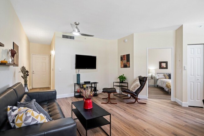 Building Photo - 630 S Sapodilla Ave