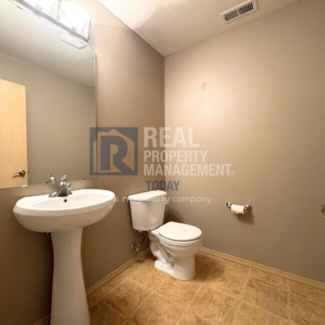 Building Photo - 3 Bedroom + Office Near Amenities!