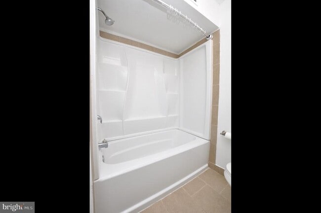 Building Photo - 432 N Coles Ave