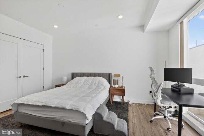 Building Photo - 304 Master St