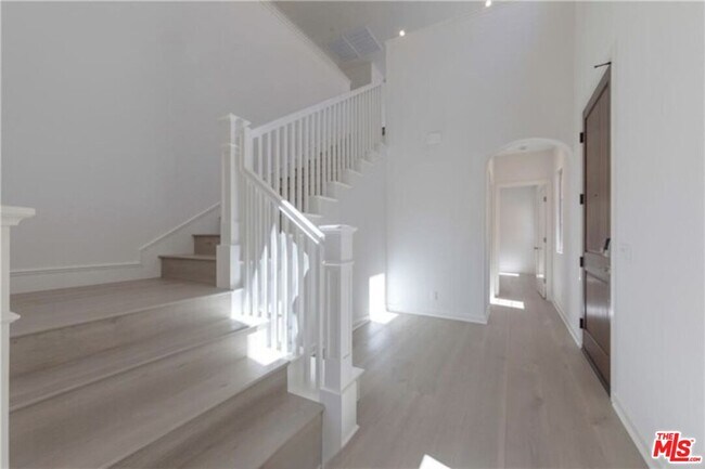Building Photo - 113 Escala