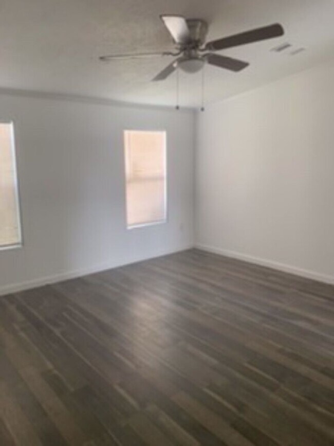 Building Photo - Spacious and Clean 3 BR HOUSE - Looking for the right people to call home!