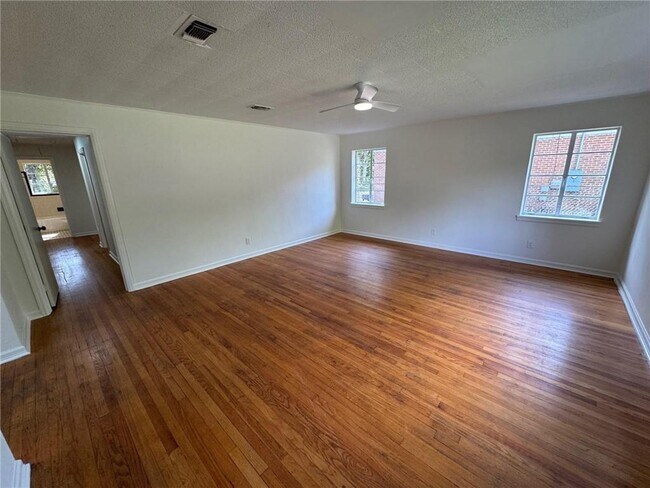 Building Photo - 713 Iris Ave