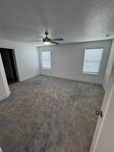 Building Photo - 619 NE Oak Ridge Dr