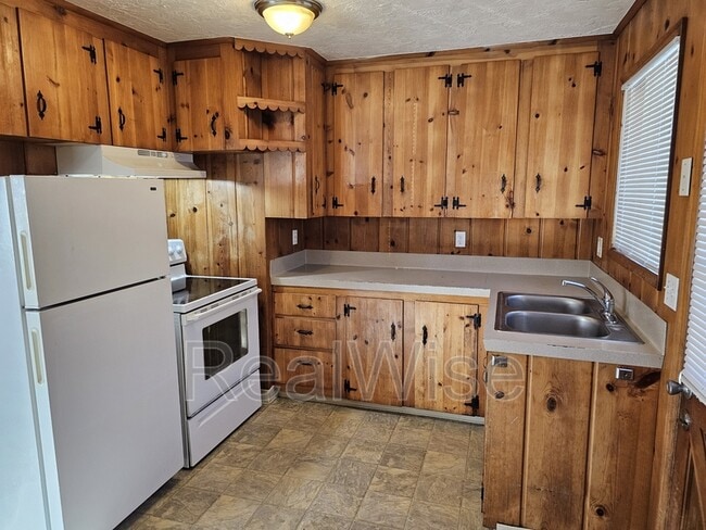 Building Photo - 616 NE Anderson St