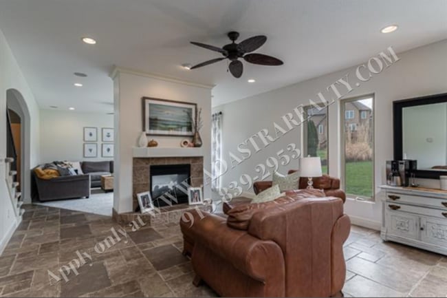 Building Photo - Gorgeous 5 Bed 5 Bath Home in Olathe-Comin...
