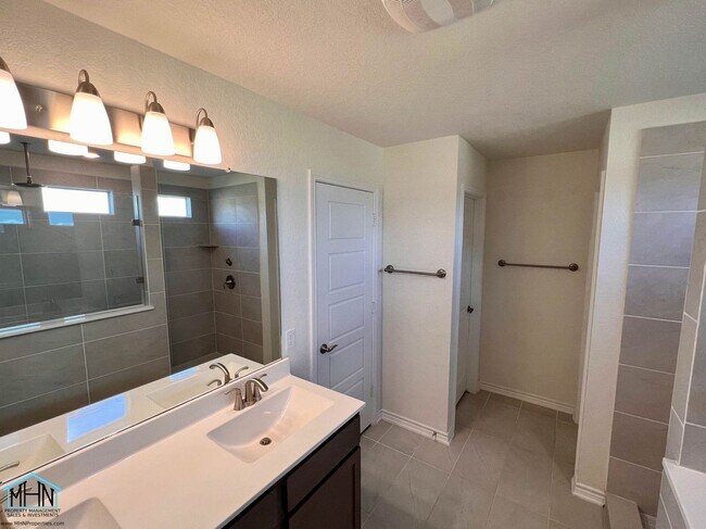 Building Photo - Beautiful 2-story 4 bed/2.5 bath home with...