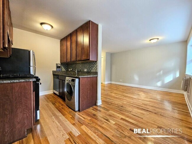 Building Photo - 0 bedroom in CHICAGO IL 60657