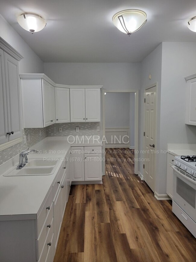 Building Photo - Gorgeous Newly Renovated 3 Bedroom House i...