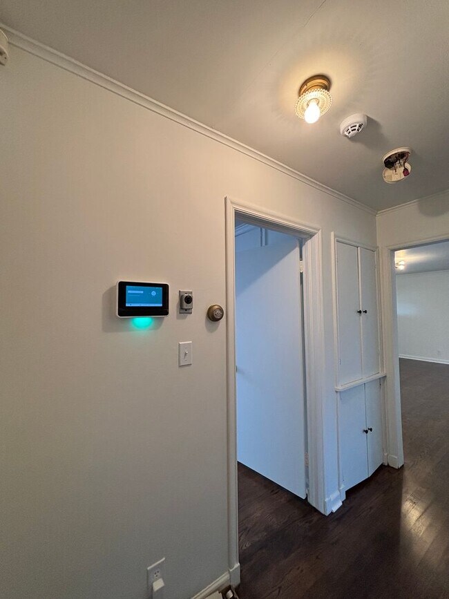 Building Photo - Adorable 3 bed, 1 bath, 1 car midtown bung...