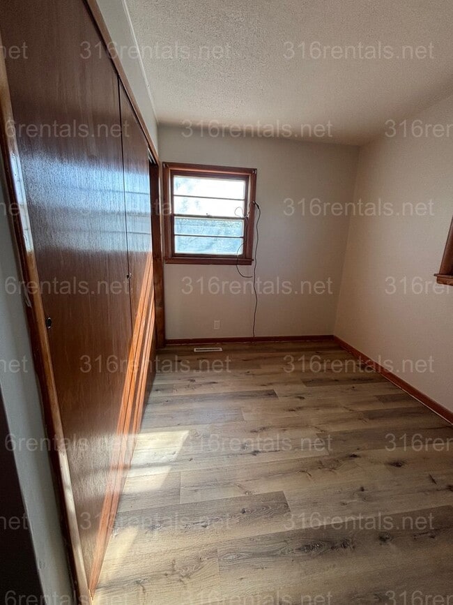 Building Photo - 2 bed 1 bath house available!