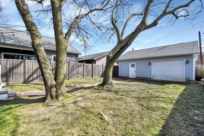 Building Photo - 485 E Beck St