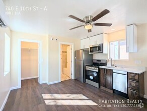 Building Photo - Remodeled 1924 Craftsman Studio/1Bath at I...