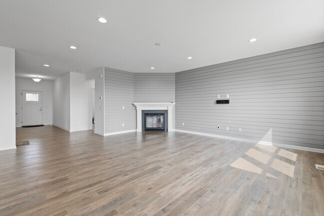 Building Photo - 5898 Urbandale Ct N