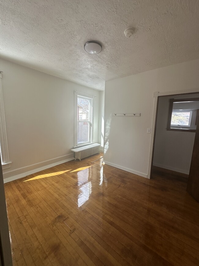 Primary Photo - 409 Cedar St