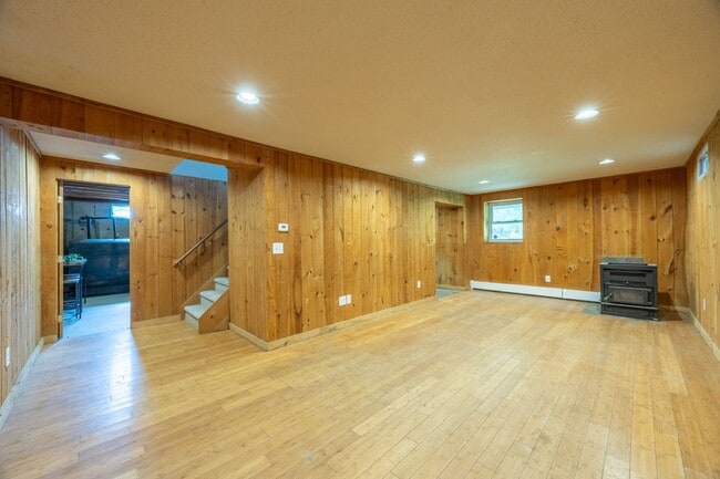 Building Photo - Charming 4 Bedroom Colonial with Updated K...