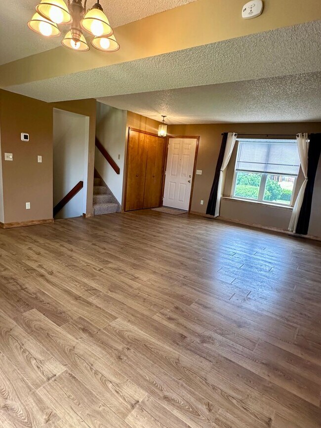 Building Photo - Spacious 4BD w/ A/C in Desirable Briargate...